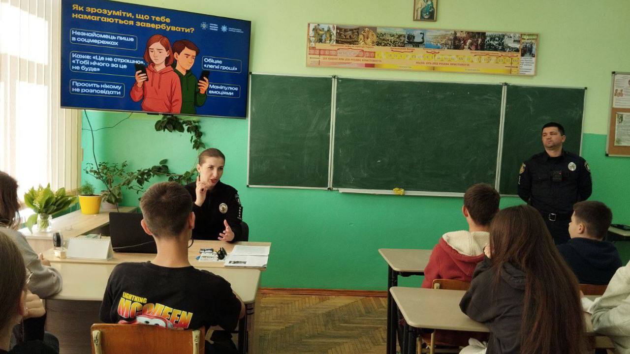 У Доброгостівській школі відбулася важлива профілактична зустріч для учнів, яку провели представник ювенальної превенції Вероніка Константінова та поліцейський офіцер Трускавецької громади Андрій Пархоменко 1 494753657 1211689034084803 5962167711859923794 n
