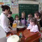 У школі сьогодні панував особливий дух свята — теплий, запашний і по-родинному затишний… 7 666898666 1502853051635065 559245337787306691 n